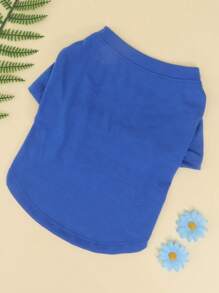 这款轻便的宠物服装适合猫狗穿着，采用字母印花圆领T恤设计，适合小型猫咪和法国斗牛犬。春、夏、秋季居家或外出穿着都非常合适，让您的爱犬更加快乐。（本产品尺码偏小，建议购买大1-2个尺码）