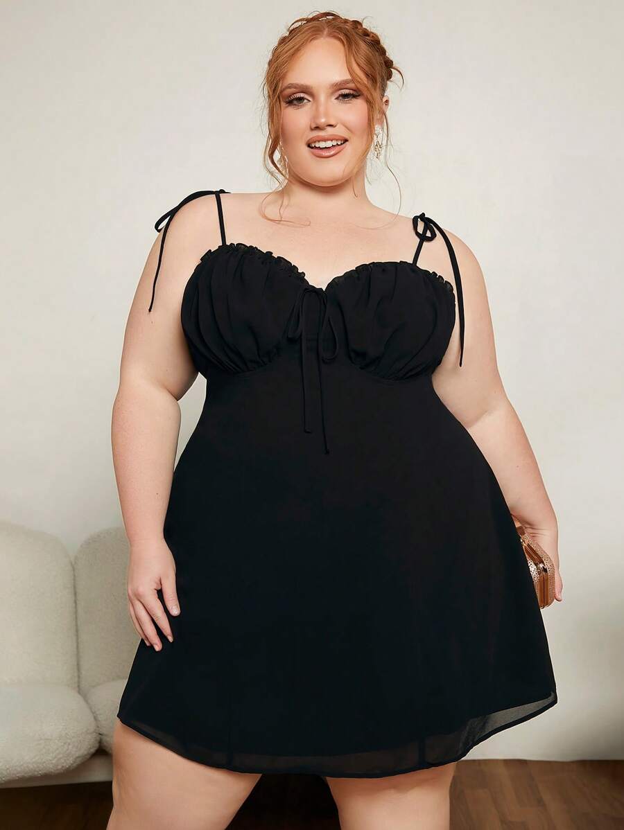 SHEIN CURVE+ 大碼肩上打結胸部褶皺吊帶連衣裙 - 黑色 - 查看 1
