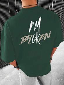 Manfinity EMRG Hombres Camiseta de hombros caídos con estampado de slogan - Verde Oscuro - Ver 1