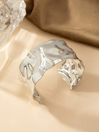 1 pieza Brazalete ancho de mujer con diseño ondulado de metal líquido plateado, accesorio de moda y versátil para el uso diario