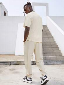 Manfinity Conjunto de camiseta holgada para hombre con gráficos de letras y pantalones deportivos - Beis - Ver 2