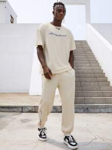 Manfinity Conjunto de camiseta holgada para hombre con gráficos de letras y pantalones deportivos - Beis - Ver 4