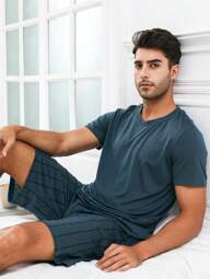 Conjunto de pijama para hombre con camiseta de color sólido y pantalones cortos con estampado de rayas