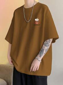 Manfinity EMRG Hombres Camiseta de hombros caídos con estampado de slogan y figura - Marrón - Ver 2