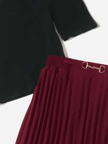 Mulvari Áo thun crop top màu đỏ tía và chân váy xếp ly - Màu Đỏ Sâu - Xem 3