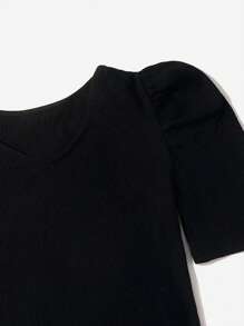Mulvari Áo thun crop top màu đỏ tía và chân váy xếp ly - Màu Đỏ Sâu - Xem 5