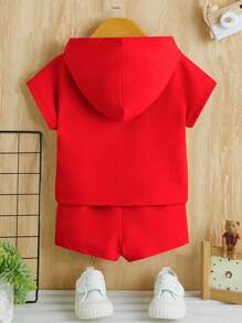 男嬰字母補丁細節連帽T恤和短褲