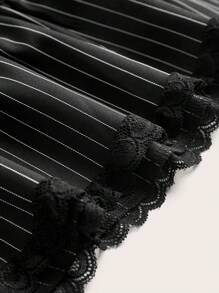 ROMWE Grunge Punk 條紋印花蕾絲拼接荷葉邊吊帶連衣裙 - 黑色 - 查看 4