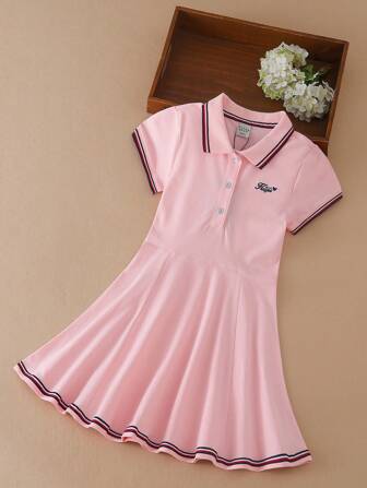 Vestido de cuello polo con bordado de letra y ribete de rayas para niña preadolescente