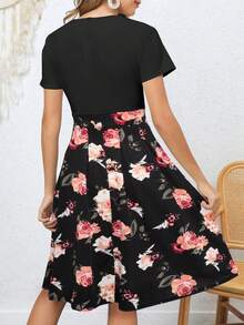 Vestido con cinturón con estampado floral de cuello con abertura de ojo - Negro - Ver 2