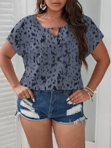 SHEIN LUNE 大碼滿版印花鎖眼領蝙蝠袖襯衫