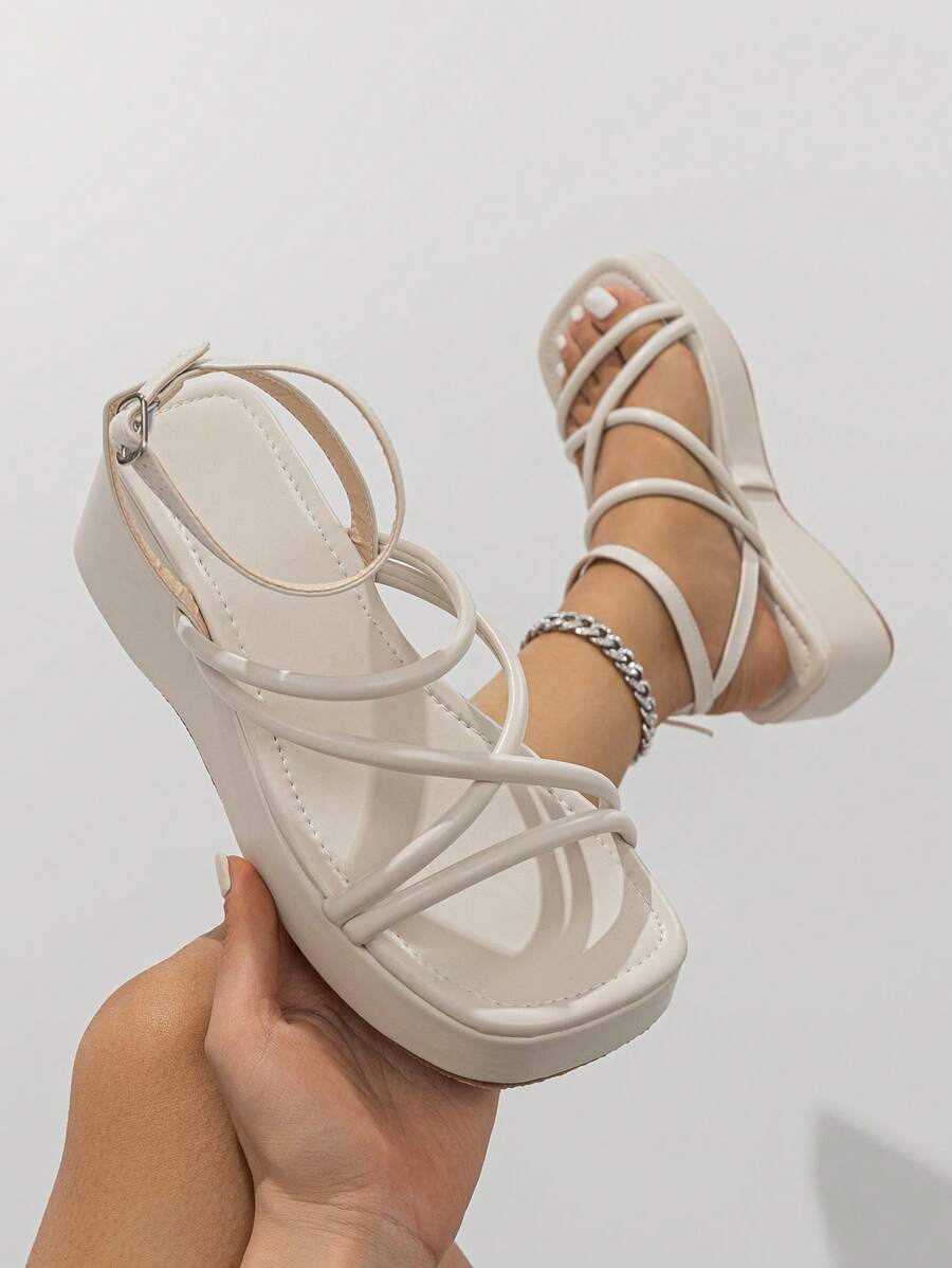 Sandal đế xuồng cao gót hở mũi, quai ngang mắt cá chân, kiểu dáng thường ngày, thích hợp cho sinh viên và du lịch, là món đồ thiết yếu khi đi du lịch.