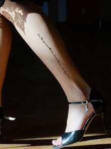 1入組黑色羽毛圖案防水假紋身貼紙手腕和身體英文單詞 - 黑色 - 查看 4