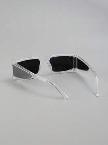 一副男女通用方形时尚眼镜，适合户外街头佩戴，也可作为沙滩配饰，打造街头风格，搭配毛衣、夹克、卫衣、连帽衫、皮裤和工装裤，是夏季海滩度假、户外活动和旅行的理想之选。