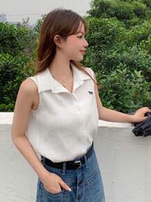 DAZY 馬刺繡前紐扣無袖襯衫 - 白色 - 查看 6