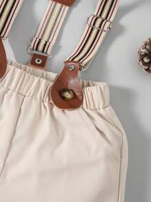 男嬰前蝴蝶結襯衫和背帶短褲和帽