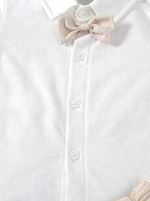 男嬰前蝴蝶結襯衫和背帶短褲和帽