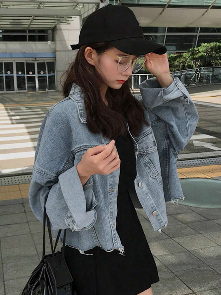 女士单排扣休闲落肩毛边宽松牛仔外套 - 中等水洗藍 - 查看 1