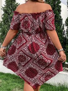 SHEIN Holidaya 大碼佩斯利絲巾圖案一字肩手帕下擺連衣裙 - 酒紅色 - 查看 2