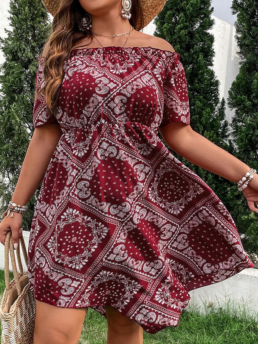 SHEIN Holidaya 大碼佩斯利絲巾圖案一字肩手帕下擺連衣裙 - 酒紅色 - 查看 1
