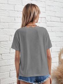 SHEIN Frenchy 蕾絲拼接V領T恤 - 灰色 - 查看 2