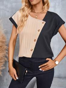 SHEIN LUNE Blusa de dos tonos con botón delantero de manga murciélago de cuello asimétrico - Multicolor - Ver 1