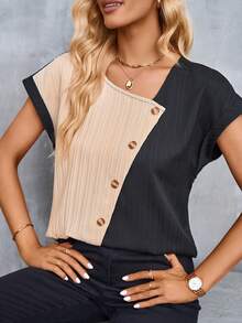 SHEIN LUNE Blusa de dos tonos con botón delantero de manga murciélago de cuello asimétrico - Multicolor - Ver 3