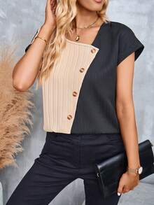 SHEIN LUNE Blusa de dos tonos con botón delantero de manga murciélago de cuello asimétrico - Multicolor - Ver 4