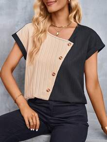 SHEIN LUNE Blusa de dos tonos con botón delantero de manga murciélago de cuello asimétrico - Multicolor - Ver 6