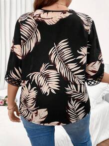 Calvaya 大碼熱帶圖案蕾絲邊襯衫