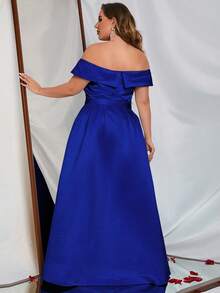 Vestido de hombros descubiertos de muslo con abertura con cinturón de satén - azul real - Ver 2