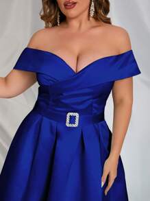 Vestido de hombros descubiertos de muslo con abertura con cinturón de satén - azul real - Ver 3