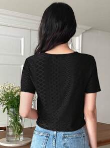 DAZY Camiseta de cuello redondo sólido con bordado de ojales, estilo preppy