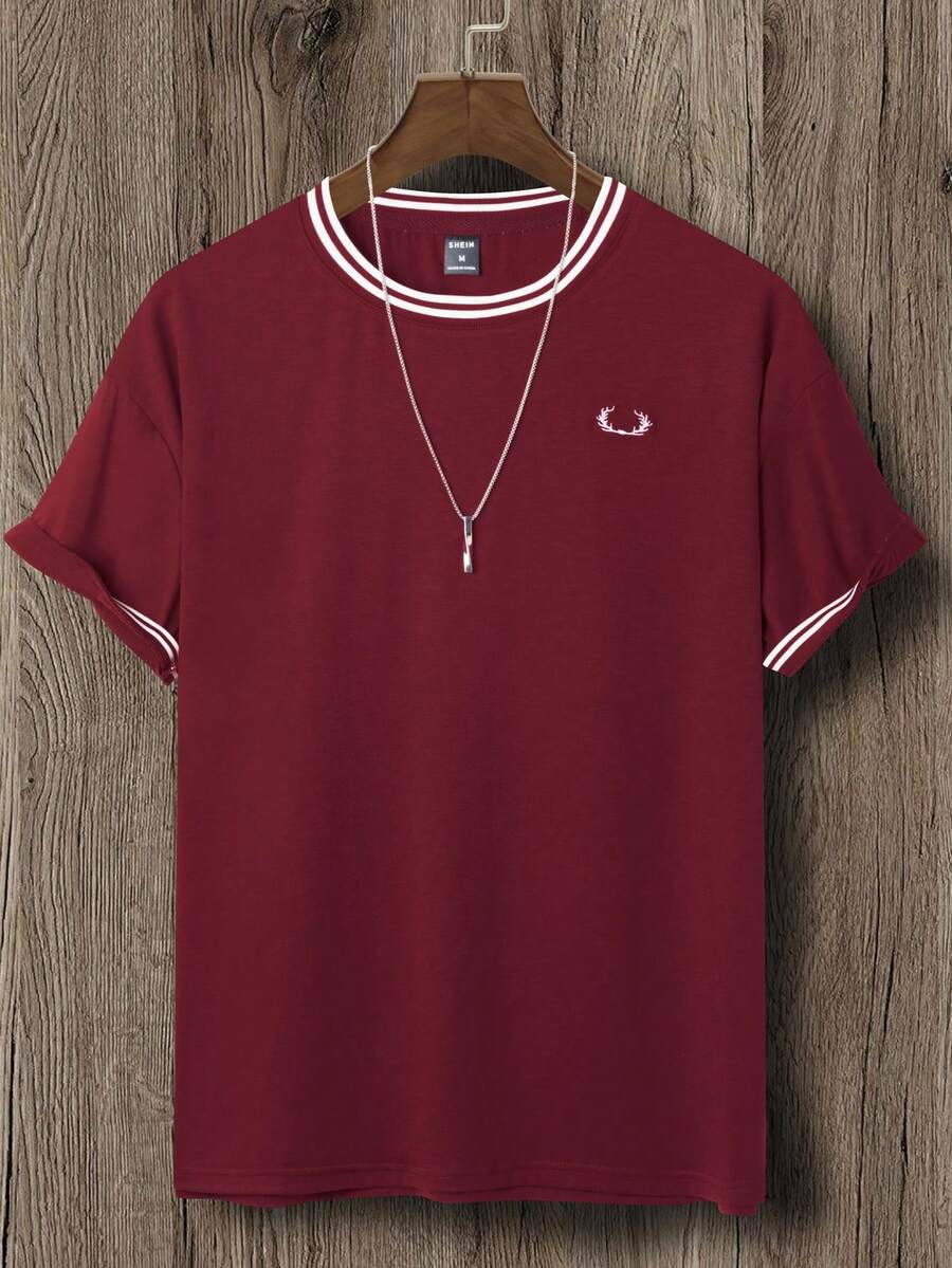 Manfinity Homme Hombres Camiseta con bordado de cornamenta ribete de rayas - Burdeos - Ver 1