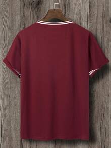 Manfinity Homme Hombres Camiseta con bordado de cornamenta ribete de rayas - Burdeos - Ver 2