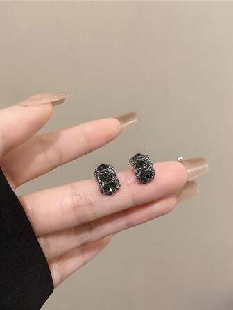1pair Fashionable Simple Black Rhinestone C Design Stud Earrings