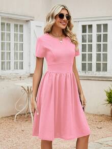 带口袋的 A 字型中长连衣裙，圆领短袖复古纯色