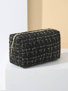 1个时尚简约便携式涤纶化妆包，大容量，金色条纹拉链，适用于日常化妆工具、护肤品和旅行化妆用品收纳，是必备的礼物和收纳包。这款化妆包带有拉链，可用于存放指甲油、化妆品、旅行用品等。它还可用于化妆包、化妆收纳、旅行、化妆袋、化妆包、旅行必备、化妆配件、小化妆包、化妆袋、旅行必备、大容量、大号化妆包、圣诞礼物、化妆包、旅行、送给女性的礼物、化妆包、手拿包/小手提包、化妆品收纳、化妆包、化妆刷收纳、迷你化妆包、大容量化妆包、送给女性的礼物、圣诞礼物、送给女性的礼物创意。