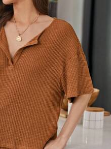 SHEIN LUNE Camiseta de hombros caídos de cuello de muesca & Shorts de cintura con cordón - Marrón - Ver 4