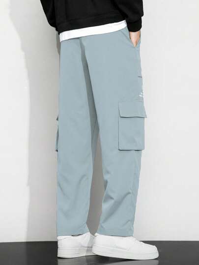 Pantalones cargo casuales para hombres con gráfico de eslogan, bolsillo con solapa y cintura con cordón, de vuelta al colegio