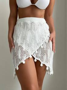 Gonna copri-costumi estiva con orlo avvolgente, decorata con pompon e fori