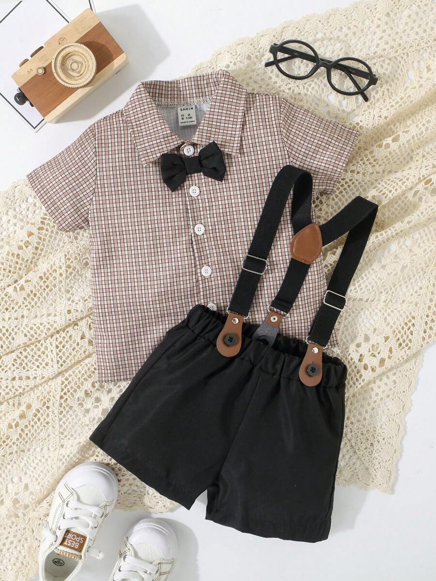 男嬰格紋前蝴蝶結襯衫和背帶短褲