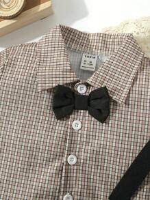 男嬰格紋前蝴蝶結襯衫和背帶短褲