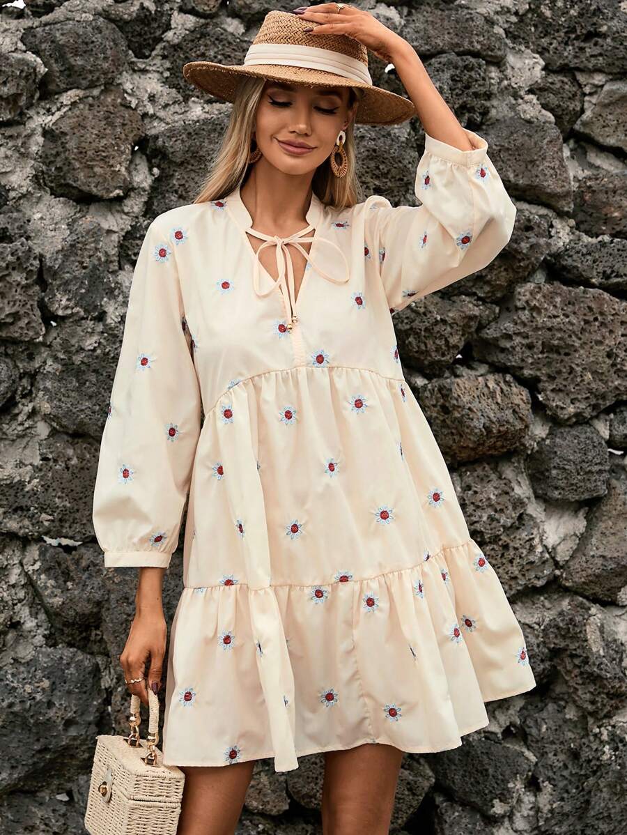 SHEIN Frenchy 花卉刺繡繫帶領荷葉邊娃娃裙 - 杏色 - 查看 1