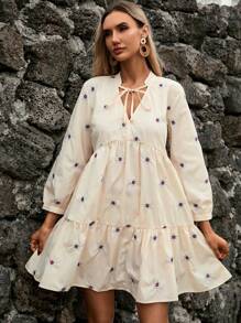 SHEIN Frenchy 花卉刺繡繫帶領荷葉邊娃娃裙 - 杏色 - 查看 3