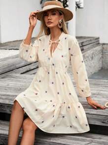 SHEIN Frenchy 花卉刺繡繫帶領荷葉邊娃娃裙 - 杏色 - 查看 4