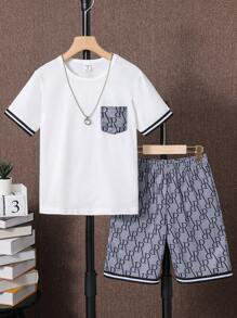 SHEIN Camiseta Con Ribete En Contraste Y Pantalones Cortos Estampados Para Niño Adolescente