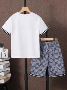 SHEIN Camiseta Con Ribete En Contraste Y Pantalones Cortos Estampados Para Niño Adolescente