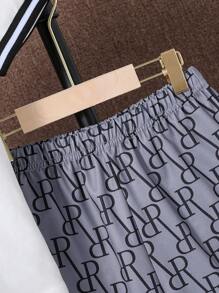 SHEIN Camiseta Con Ribete En Contraste Y Pantalones Cortos Estampados Para Niño Adolescente
