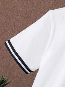 SHEIN Camiseta Con Ribete En Contraste Y Pantalones Cortos Estampados Para Niño Adolescente